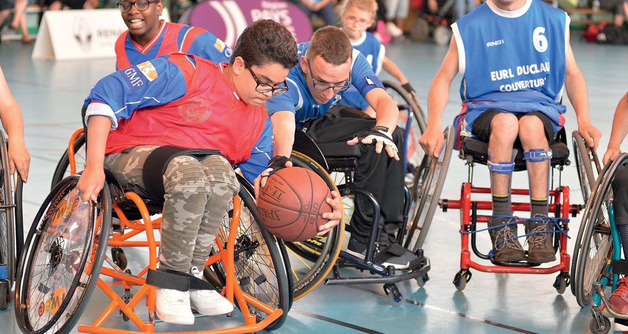 Basket fauteuil en sport adapté avec le fonds le saint
