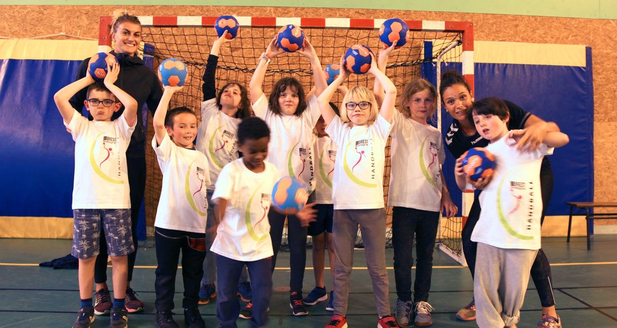 Enfants qui font du handball en sport adapté à Brest 