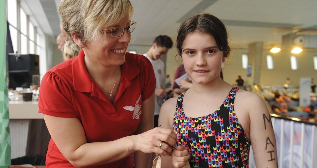 Jeune nageuse qui prend un goûter avec le Fonds le Saint