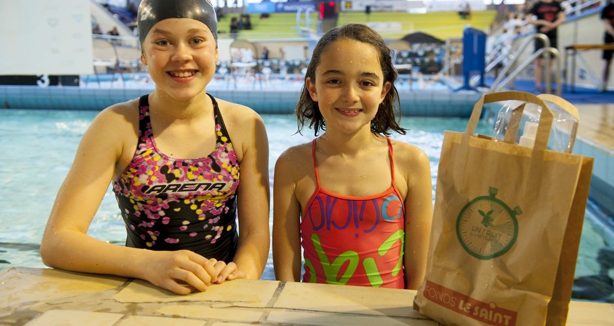 enfants à la piscine qui font une pause goûter avec le fonds le saint